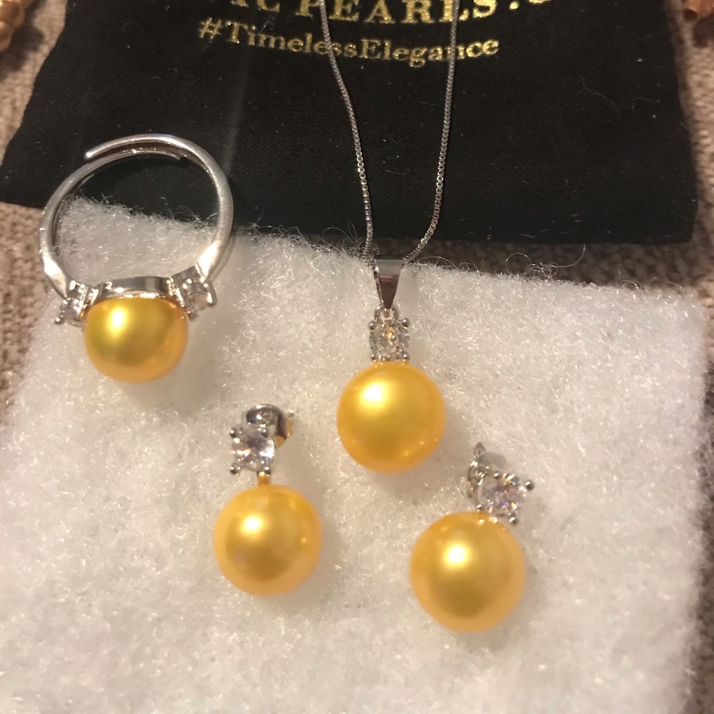 Pearl three piece diamond gift set.